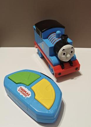Детский игровой набор с радиоуправляемым паровозиком — fisher-price my first thomas &amp; friends r/c thomas