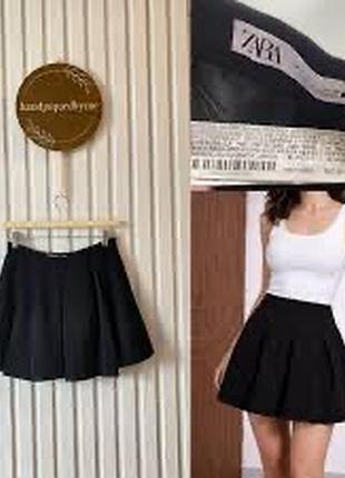 Черная короткая плиссированная юбка бренда zara.