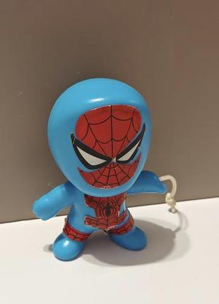 Коллекционная игрушка из серии mcdonald’s «человек-паук: через вселенные» (spider-man: into the spider-verse) 2018 года.