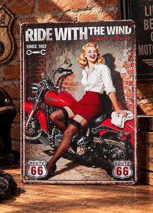 Металлическая винтажная табличка девушка пин-ап на мотоцикле ride with the wind route 66 14х20 см