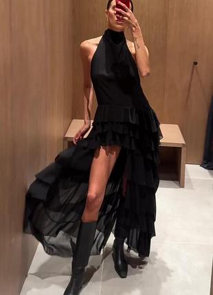 Длинное черное платье zara приталенного силуэта выполнено из полупрозрачной легкой ткани (шифона) и украшено эффектными каскадными ярусными оборками