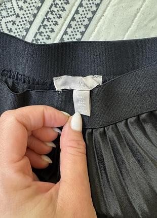 Чорна атласна спідниця h&m 3