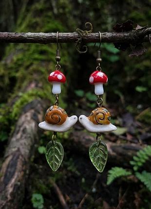 Милые оригинальные серьги улитки с мухомором и зеленым листочком 🐌🍄🌿