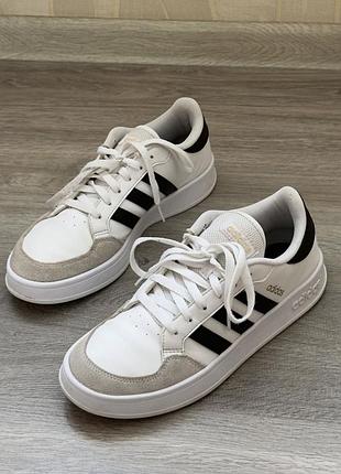 Кросівки жіночі adidas 40 розмір