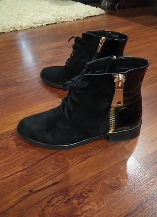 Черевики, ботильйони, чоботи з натуральної замші