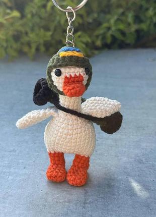 Игрушка мягкая вязаная "боевой гусь", игрушка брелок конь