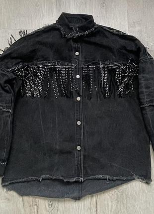 Чорна джинсова сорочка куртка robin jeans з бахромою та стразами (розмір 40 / l)