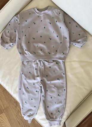 Крутезний оверсайз костюм в принт ялинки від h&m 12-18 міс ріст 86 стан новий без бірки верх дов 34.5, шир 35, плече приспущене рукав від горла 37, ни