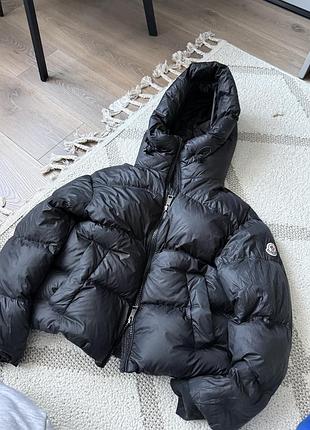 Жіночий пуховик moncler чорний з капюшоном