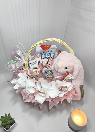 Корзинка для девочки с кроликом и киндер продукцией