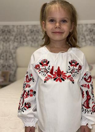 Вишиванка для дівчинки біла з червоно-чорною вишивкою