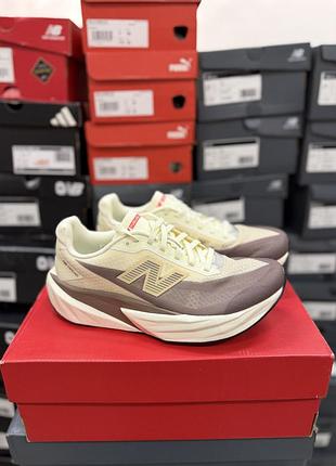Жіночі спортивні бігові кросівки new balance fuelcell rebel v5 бежеві нові оригінал ню беленс в зал