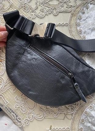 Чоловіча шкіряна сумка бананка чорна