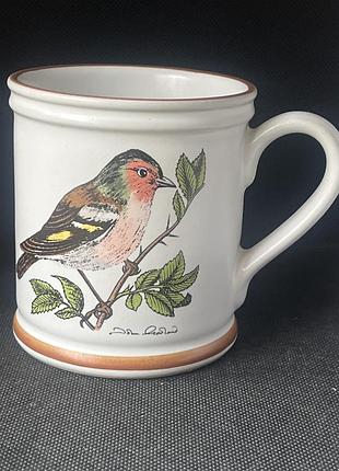 Вінтажний керамічний кухоль denby із серії «birds of a feather» (акварельні малюнки художника джона морланда), на якому зображено щиглика (chaffinch)