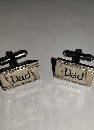 Сток нові стильні сріблясті чоловічі запонки з написом «dad» (тато).