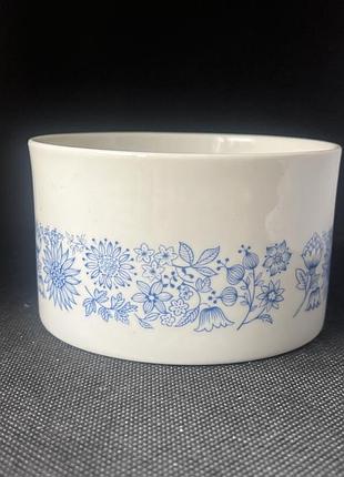 Відкрита цукорниця англійського бренду royal doulton з серії cranbourne (артикул t.c.1032), білого кольору з синім квітковим візерунком по периметру