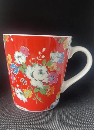 Червона керамічна кружка бренду cath kidston (модель stanley / small stanley) із яскравим квітковим принтом