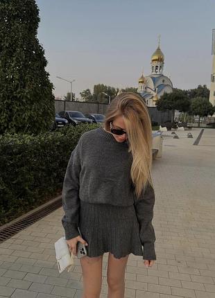 Жіночий в'язаний костюм зі спідницею сірий