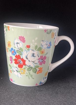 Керамічна чашка cath kidston з ніжним зеленим фоном та різнобарвним квітковим принтом