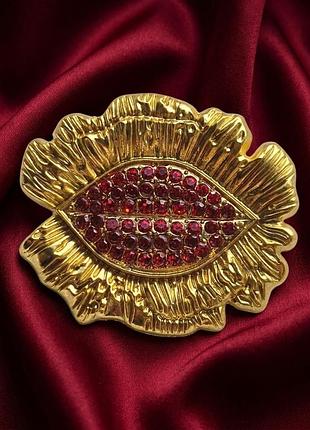 Брошка " губи в пелюстках" 3,7см, сюрреалізм, квітка, авангард, поп-арт