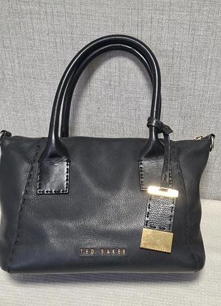 Черная кожаная сумка тоут от известного британского бренда ted baker.