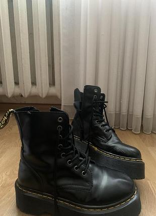 Чоботи dr. martens чорні на платформі