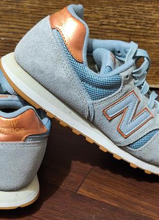 Кросівки new balance 373 у блакитному кольорі з мідними або золотавими акцентами на п'яті