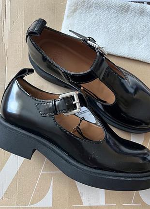 Жіночі чорні лаковані туфлі mary jane на масивній підошві zara з т-ремінцем