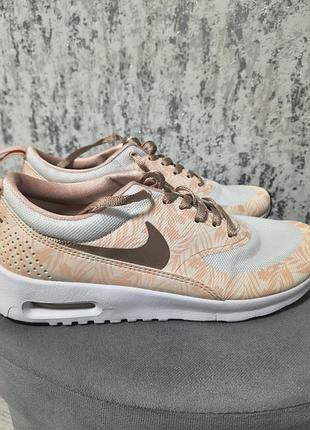 Кросівки nike.