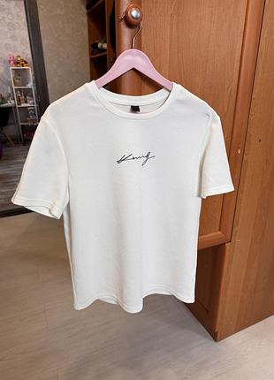 Біла футболка shein з написом king