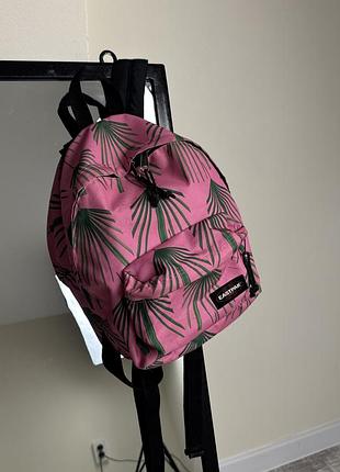 Рюкзак eastpak padded pak'r із принтом пальмового листя, рожевий