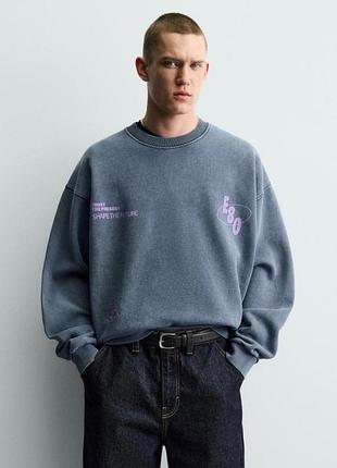 Zara світшот в блакитному, вареному кольорі. має принт. вільний крій