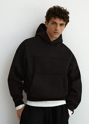 Bershka худі утеплене флісом, в чорному кольорі. гарно тримає форму.