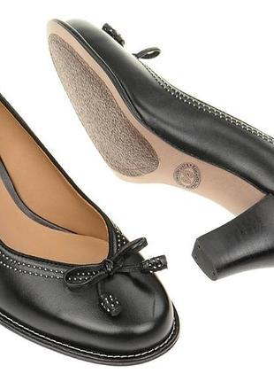 Жіночі шкіряні туфлі-човники clarks bombay lights та декоративним бантиком на носку.