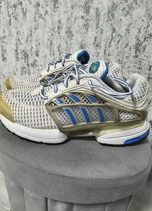 Кросівки adidas.