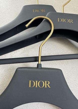 Вішалки christian dior для одягу