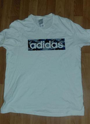 Чоловіча футболка adidas біла з камуфляжним логотипом