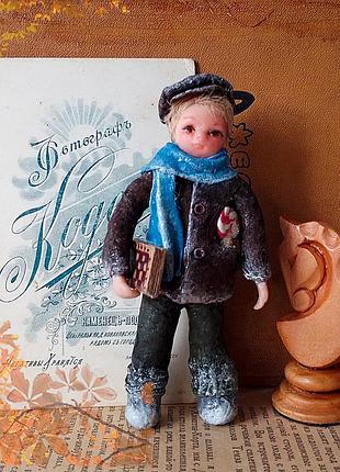 Ватная елочная игрушка "мальчик с шахматы"