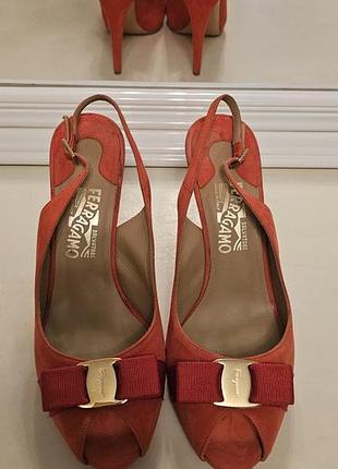 Оригінальні замшеві босоніжки / туфлі salvatore ferragamo vara (коралові / червоні), 39 розмір