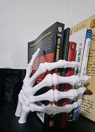 Декоративний елемент тримач для книг рука скелета 6