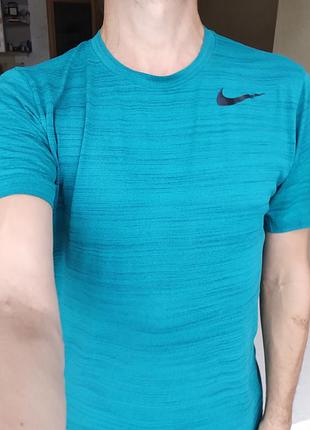 Мужская спортивная футболка nike. dri-fit m