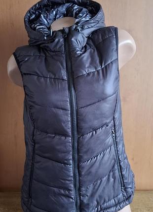 ​🏷️ женская стеганая жилетка с капюшоном h&amp;m sport (размер s / eur 38)