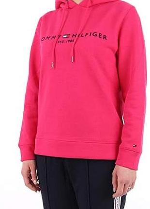Яскраво-рожеве жіноче худі бренду tommy hilfiger (модель essential / th ess hilfiger hoodie) з вишитим логотипом на грудях та капюшоном на зав'язках.