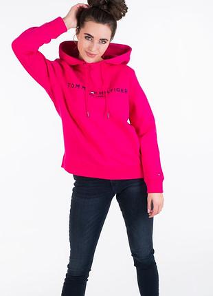 Яскраво-рожеве жіноче худі бренду tommy hilfiger (модель essential / th ess hilfiger hoodie) з вишитим логотипом на грудях та капюшоном на зав'язках.