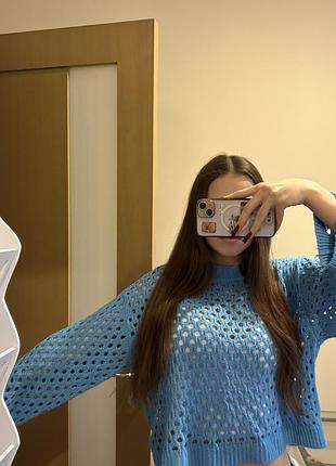 Жіночий в'язаний светр блакитний з отворами