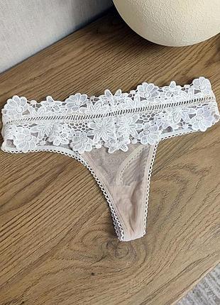 Изысканные кружевные трусики victoria's secret (wide side thong) m (170/72a)