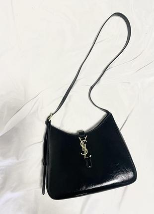 Елегантна чорна лакована сумочка-багет в стилі ysl