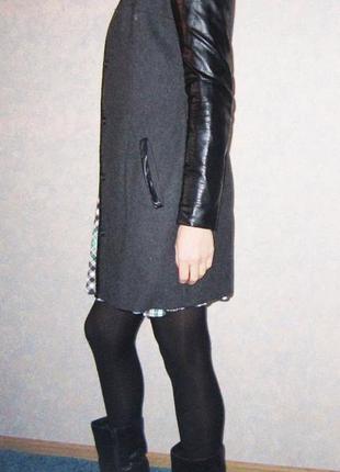 Стильное женское пальто из серой шерсти2 фото