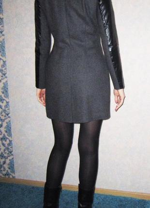 Стильное женское пальто из серой шерсти3 фото