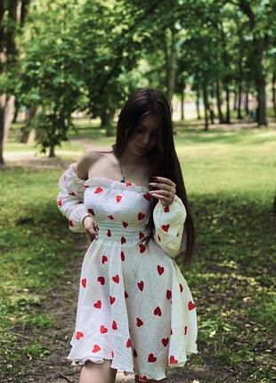 Біла сукня в червоні сердечка